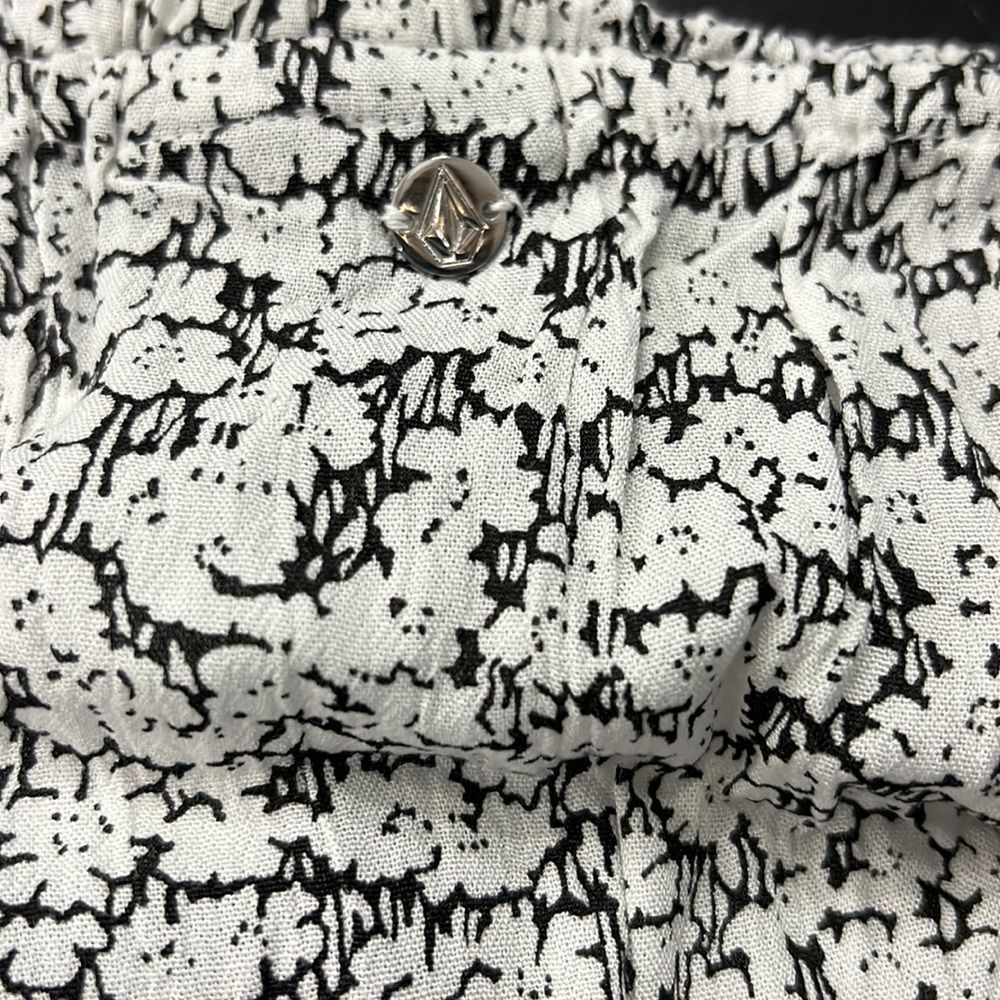 Volcom Women’s Black and White Floral Bae Bae Doll Tube Top Size XS or Medium - Picture 7 of 9